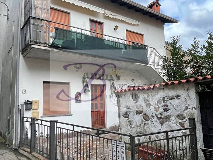 Casa trilocale in vendita in Borgnana, Cuasso al Monte
