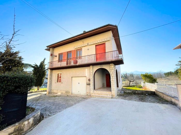 Casa con 6 locali in vendita in Via Tommaso De Luca, Centro, Matelica