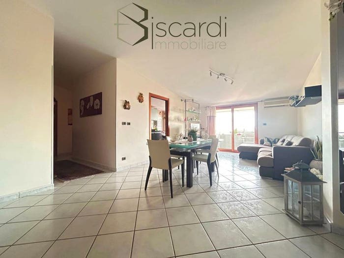Appartamento trilocale in vendita in Via Francesco Vanore, Mezzano, Caserta