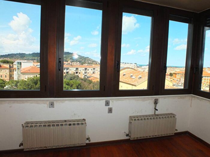 Appartamento quadrilocale in vendita in viale delle contramine, Centro Storico, Pesaro