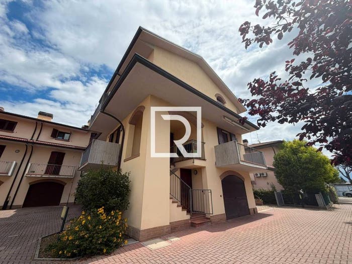 Casa quadrilocale in vendita in VIA RIO COZZI, Villanova, Forlì