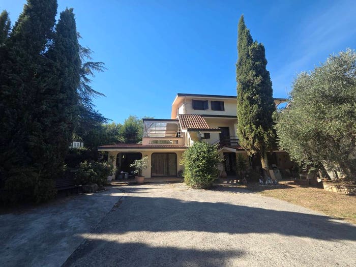 Casa con 6 locali in vendita in Viale Fabrateria Vetus, Ceccano