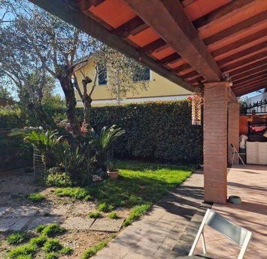 Casa trilocale in vendita in Ronchi Poveromo, Massa