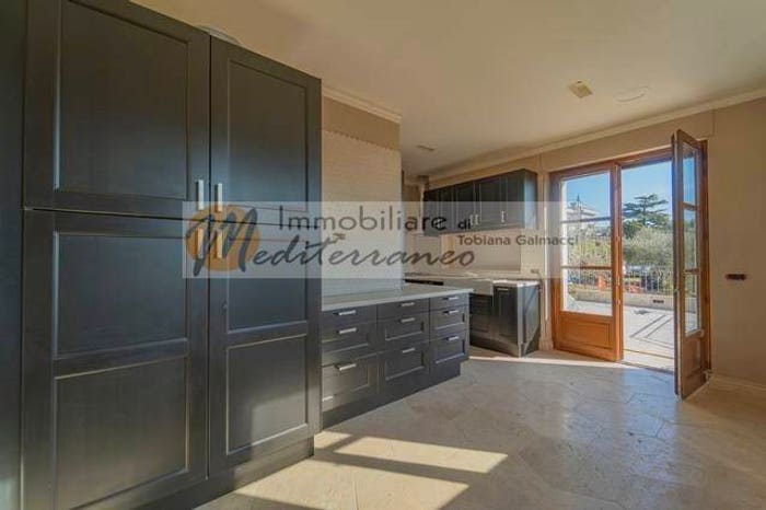 Casa con 6 locali in vendita in Due Strade, Bordighera