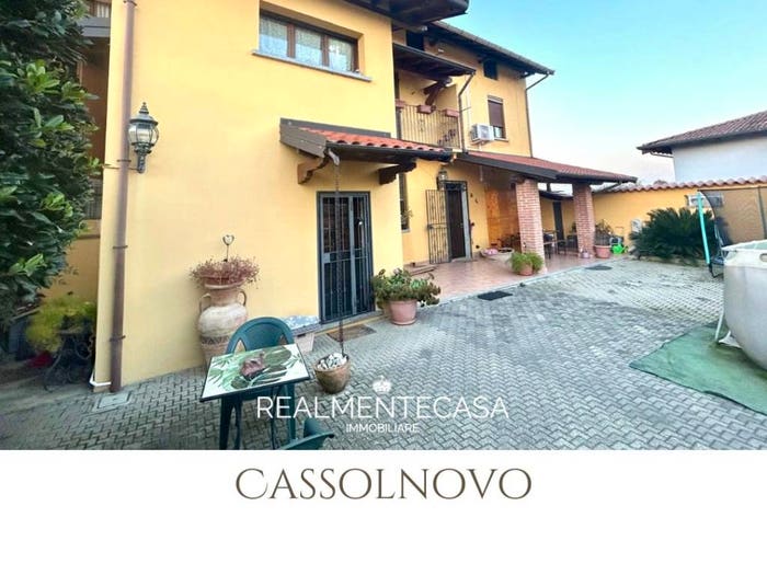 Casa con 6 locali in vendita in Via San Giorgio, Centro, Cassolnovo