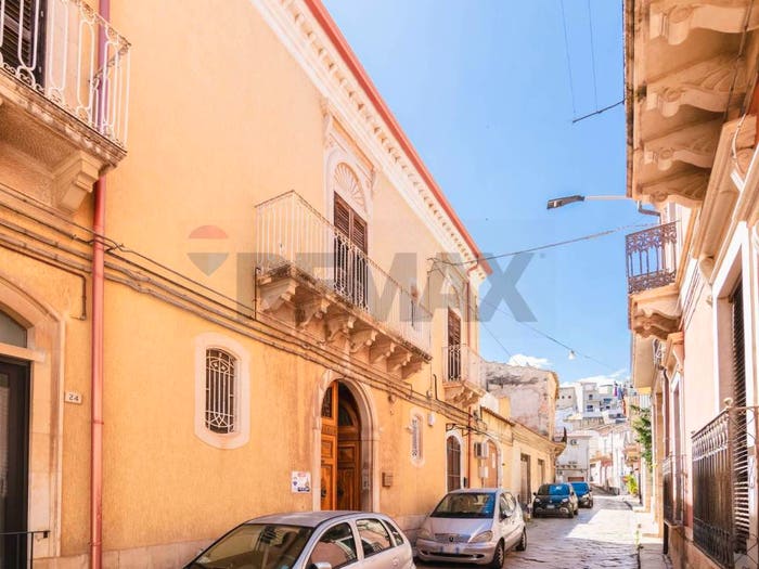 Casa con 6 locali in vendita in VIA AMEDEO, Centro, Comiso