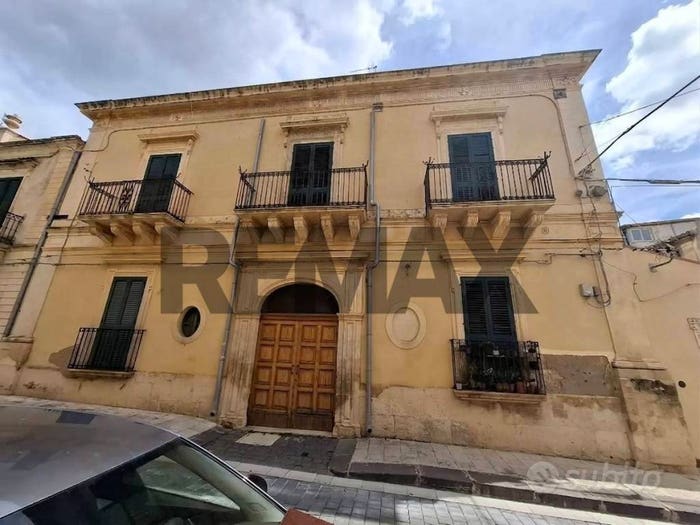 Appartamento trilocale in vendita in Via Sergio Sallicano, Centro, Noto
