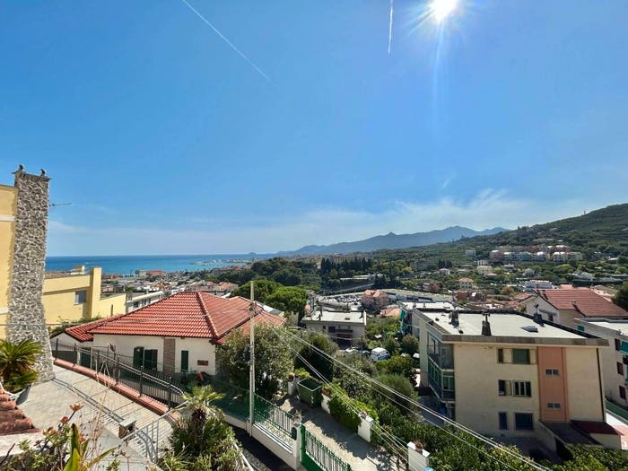 Appartamento trilocale in vendita in Villaggio Spotorno, Centro, Pietra Ligure