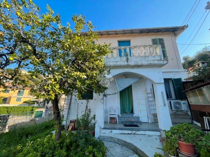 Casa con 6 locali in vendita in Via Catocce, Oneglia, Imperia