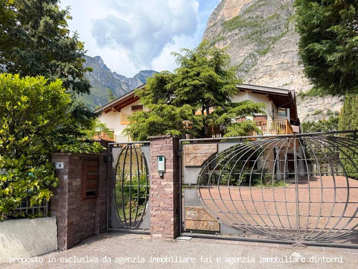 Casa con 6 locali in vendita in Via dell'Adige, Roverè della Luna