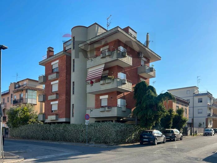 Appartamento con 6 locali in vendita in Via Lazio, Semicentro, Aprilia