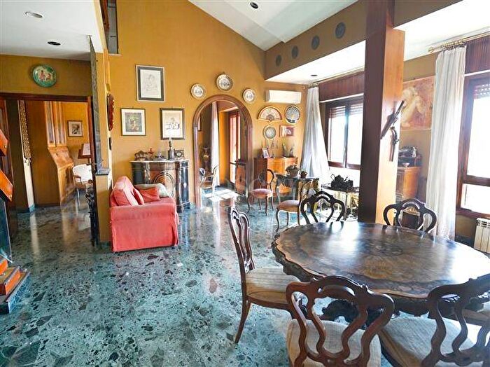 Appartamento con 5 locali in vendita in Circonvallazione Ostiense, Garbatella, Roma