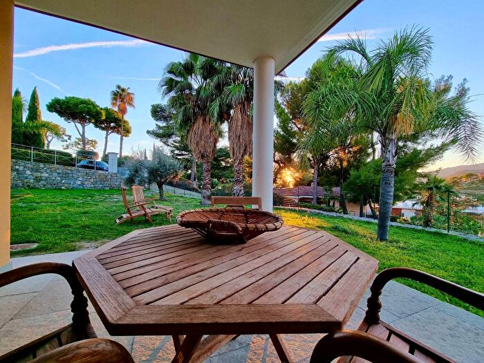Casa con 5 locali in vendita in Via Coggiola, Zona Collinare, Bordighera