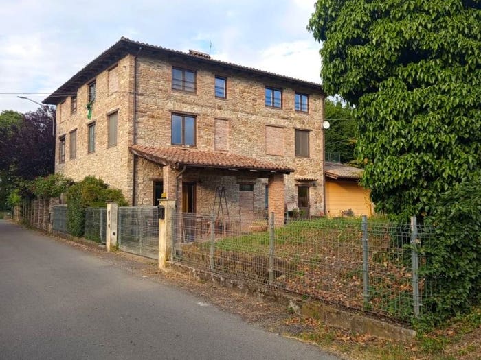 Casa con 6 locali in vendita in Località Veggiola, Gropparello