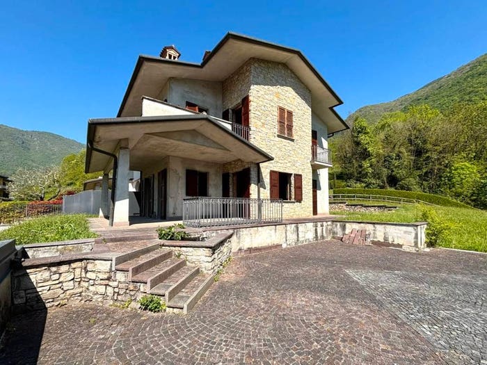 Casa quadrilocale in vendita in Via Favallo, Centro, Albino