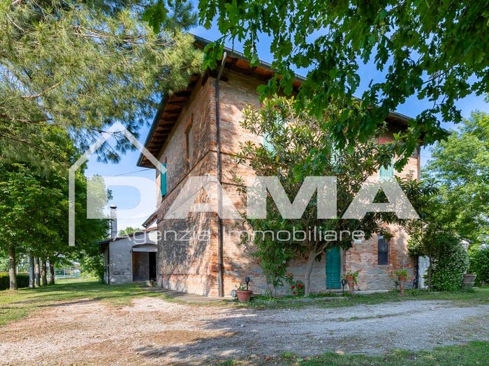 Casa con 6 locali in vendita in via Lughese, Villafranca, Forlì