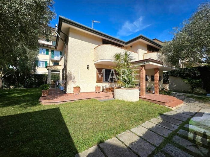 Casa con 6 locali in vendita in Centro, Massa