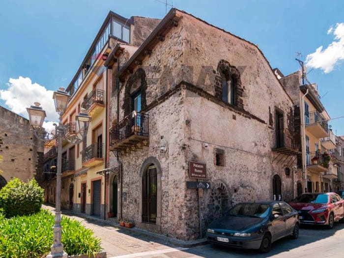 Casa con 6 locali in vendita in Piazza San Nicolò, Centro, Randazzo