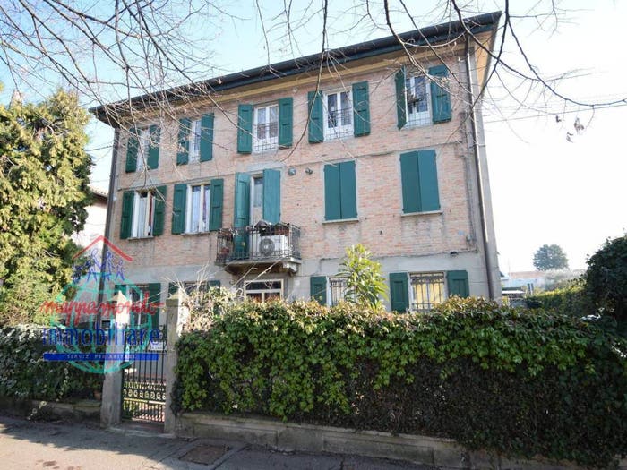 Casa con 6 locali in vendita in VIALE VITTORIO FALZONI GALLERANI, Cento Paese, Cento