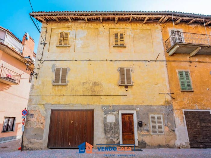 Casa con 6 locali in vendita in Via Camillo Benso di Cavour, Centro, Farigliano