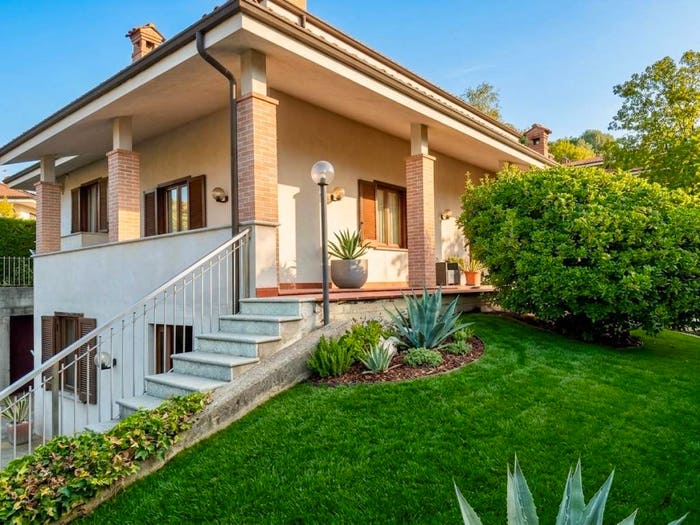 Casa con 6 locali in vendita in Via Savona, Treiso