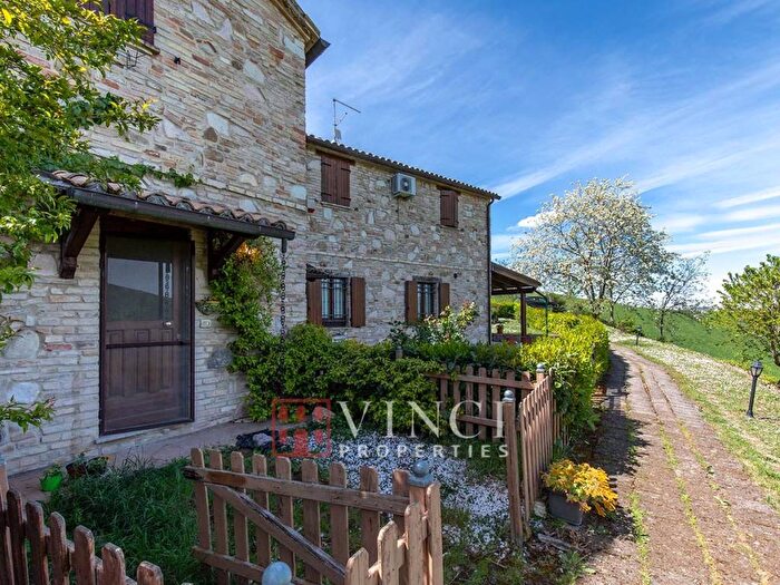 Casa con 5 locali in vendita in Acqualagna