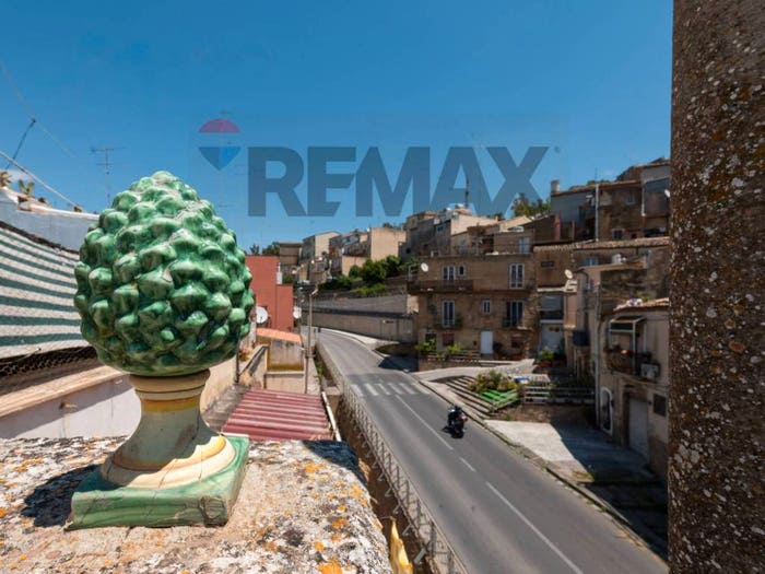 Casa con 6 locali in vendita in Via San Giovanni Battista, Centro, Caltagirone