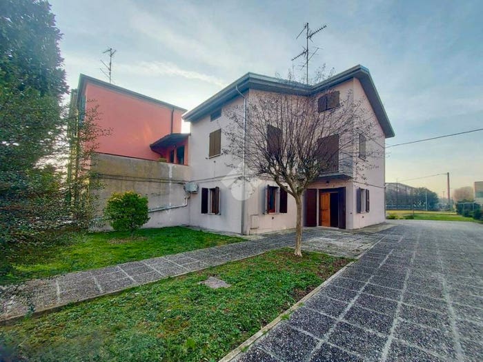 Casa con 6 locali in vendita in VIA ROMA, Centro, Rolo