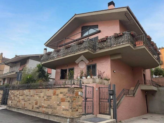Appartamento quadrilocale in vendita in Via Mercato Saraceno, Vitinia, Roma