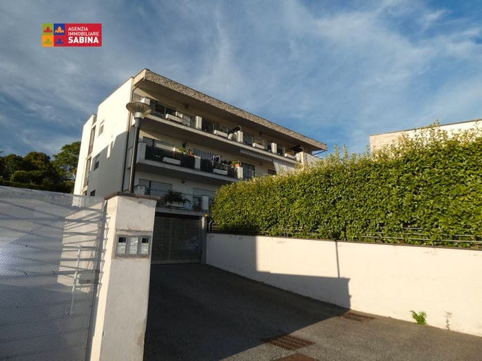 Appartamento trilocale in vendita in Via Campore, Montopoli In Sabina, Montopoli di Sabina