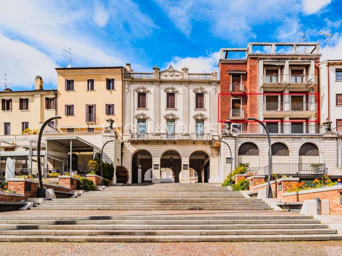 Appartamento quadrilocale in vendita in Piazzetta Luglio, Centro, Conegliano