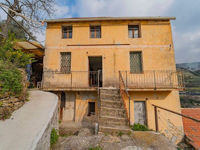 Casa con 6 locali in vendita in Centro, Vallebona