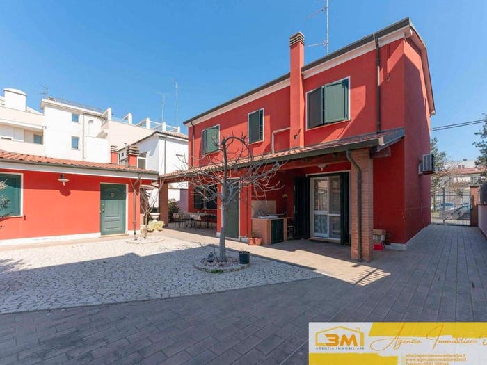 Casa con 6 locali in vendita in Viale Ugo Bassi, Porto Garibaldi, Comacchio