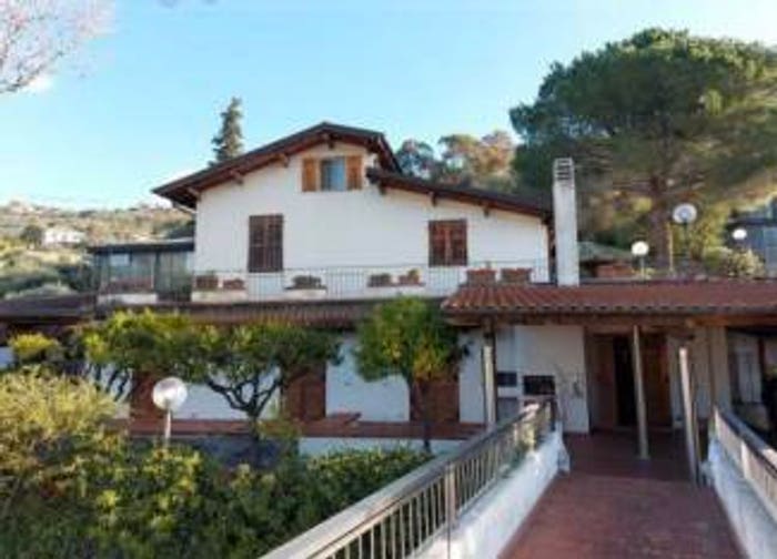 Casa con 6 locali in vendita in Via Privata delle Rose, Centro, Diano San Pietro
