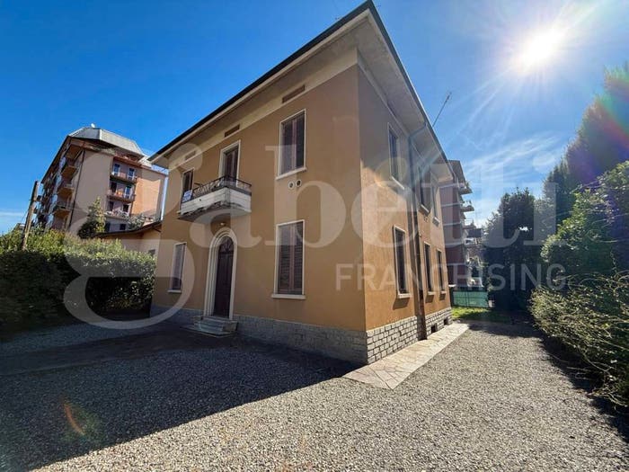Casa con 6 locali in vendita in Via Leopardi snc, Centro, Erba