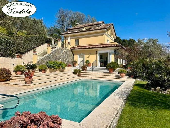 Casa con 6 locali in vendita in Fosdinovo