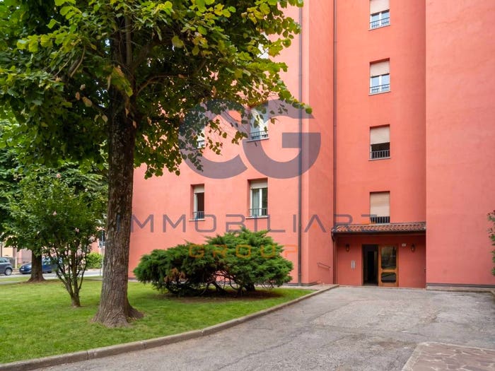 Appartamento trilocale in vendita in Via Cesare Carpeggiani, Cento Paese, Cento