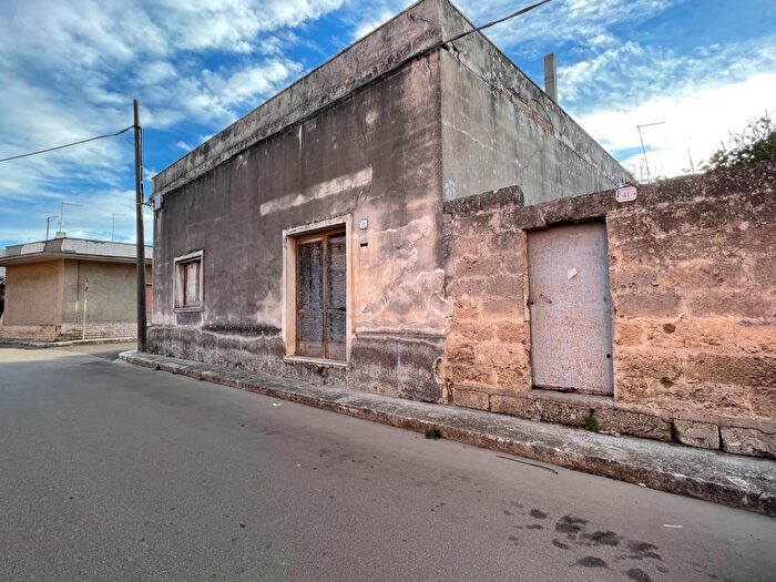 Casa con 6 locali in vendita in Via Duca d'Aosta, Guagnano