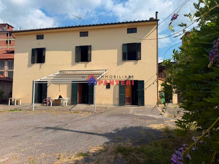 Casa con 6 locali in vendita in Via Fiorentina, Centro, Pescia