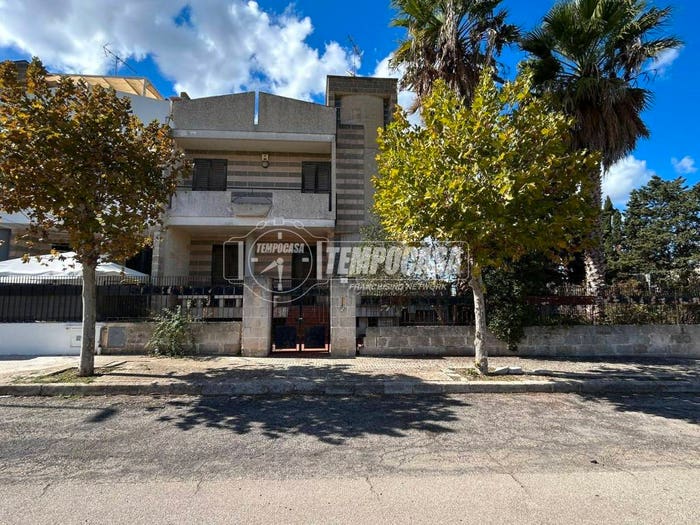 Casa con 5 locali in vendita in Via La Malfa, Lequile