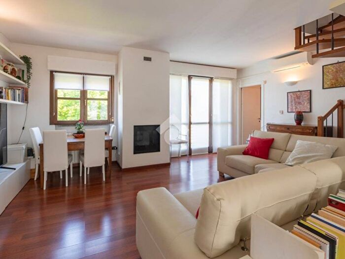 Appartamento con 5 locali in vendita in Via Borromeo, Centro, Casatenovo