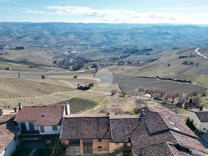 Casa con 6 locali in vendita in via vassalli, Centro, La Morra