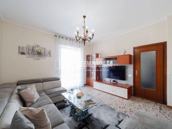 Appartamento trilocale in vendita in Via Giacomo Leopardi, Centro, Barzago