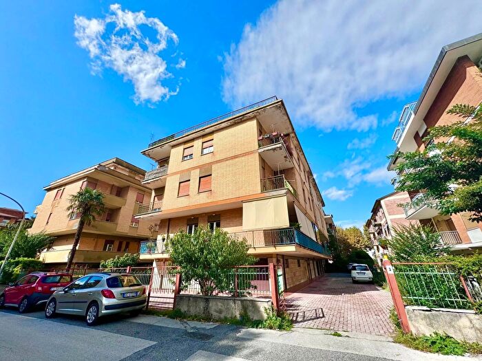Appartamento con 5 locali in vendita in Via delle Rose, Rieti