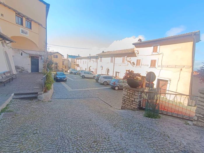 Appartamento trilocale in vendita in Via della Chiesa, Roiate