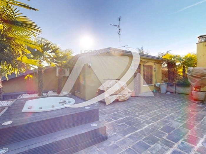 Casa quadrilocale in vendita in Viale Pietro Toselli, Piscina, Legnano