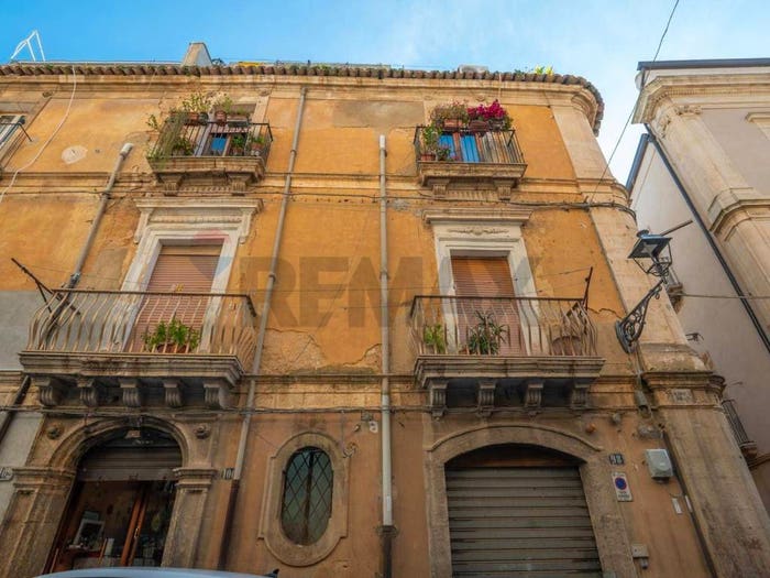 Appartamento trilocale in vendita in via AZZOLINA, Centro, Caltagirone
