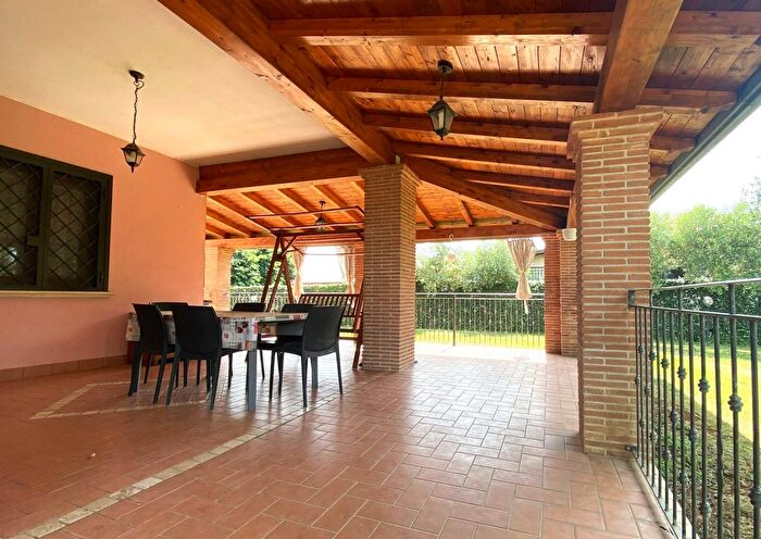 Casa quadrilocale in vendita in Via Apriliana, Aprilia