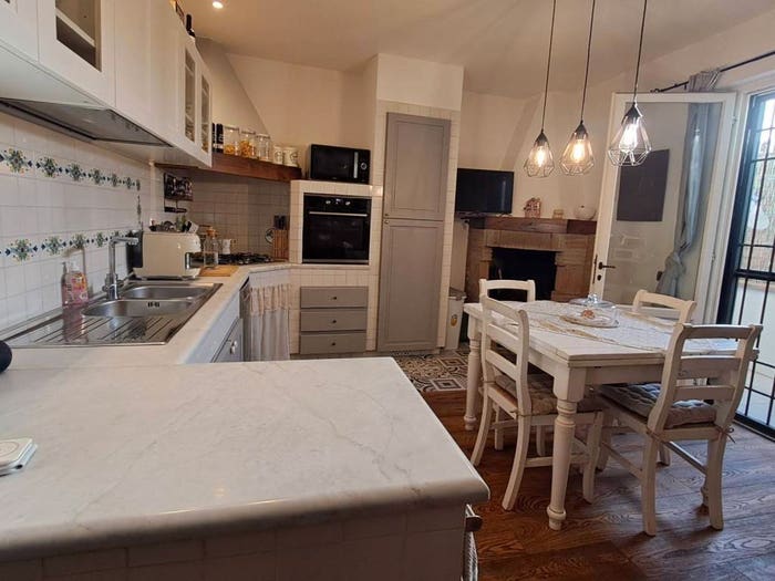 Casa quadrilocale in vendita in Piazza Novembre, Seano, Carmignano
