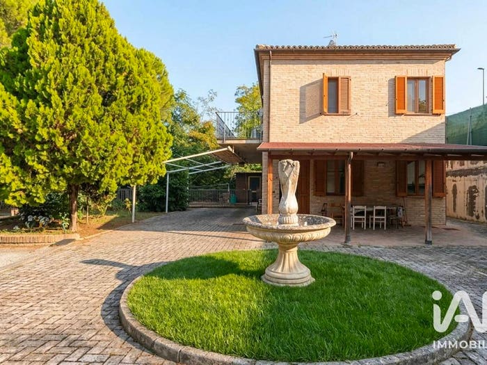 Casa con 6 locali in vendita in Via Santa Colomba, Centro, Mogliano
